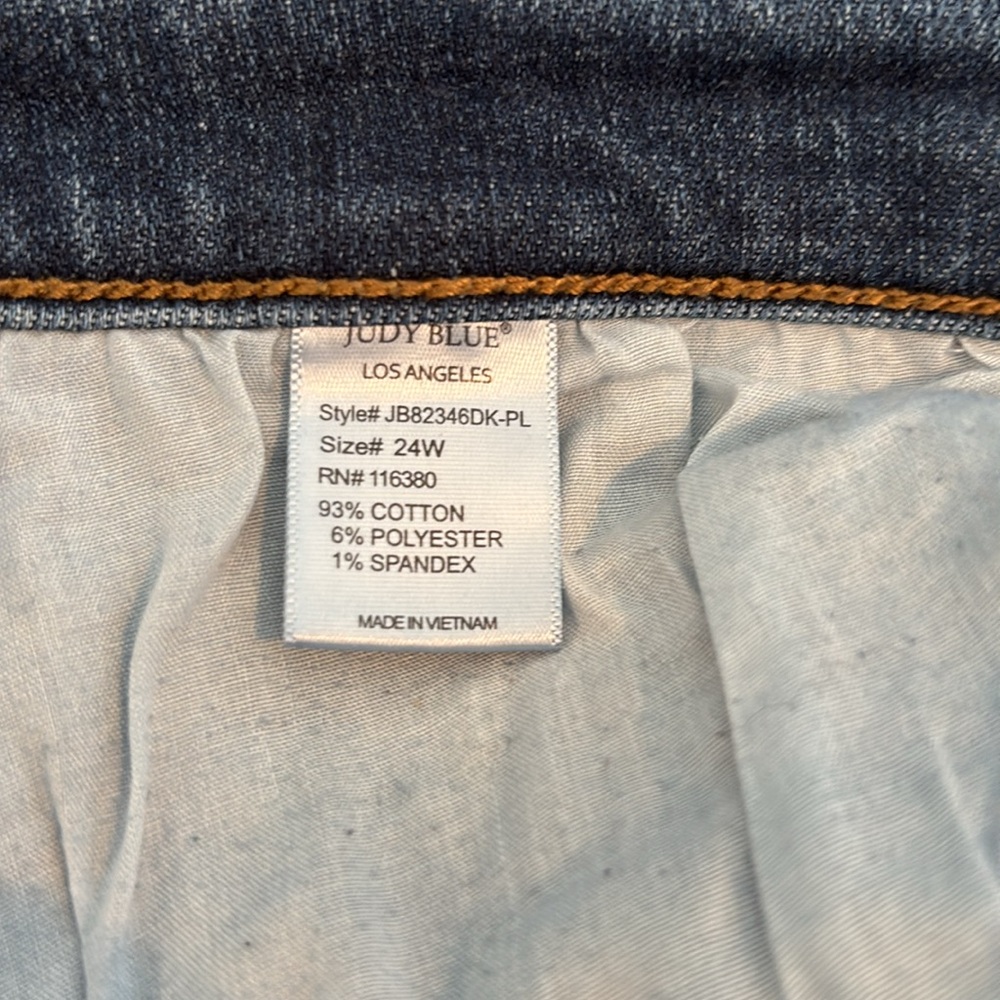 Judy Blue Boyfriend Fit jeans - distressed & intentional bleach spots - Picture 11 of 16